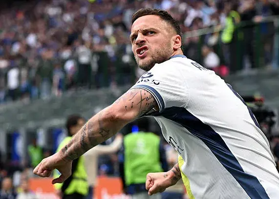 آرناتوویچ: به تورام پول دادم تا از من تعریف‌ کند