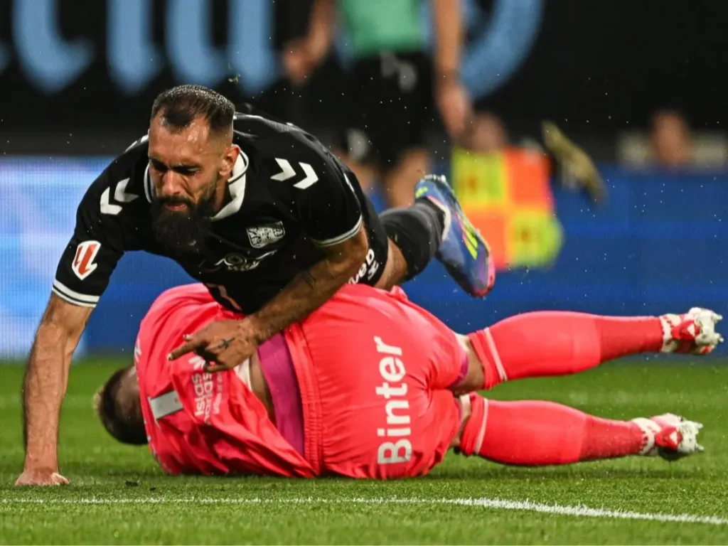 دروازه‌بان سابق بارسا از زمین مستقیما به اتاق عمل رفت!