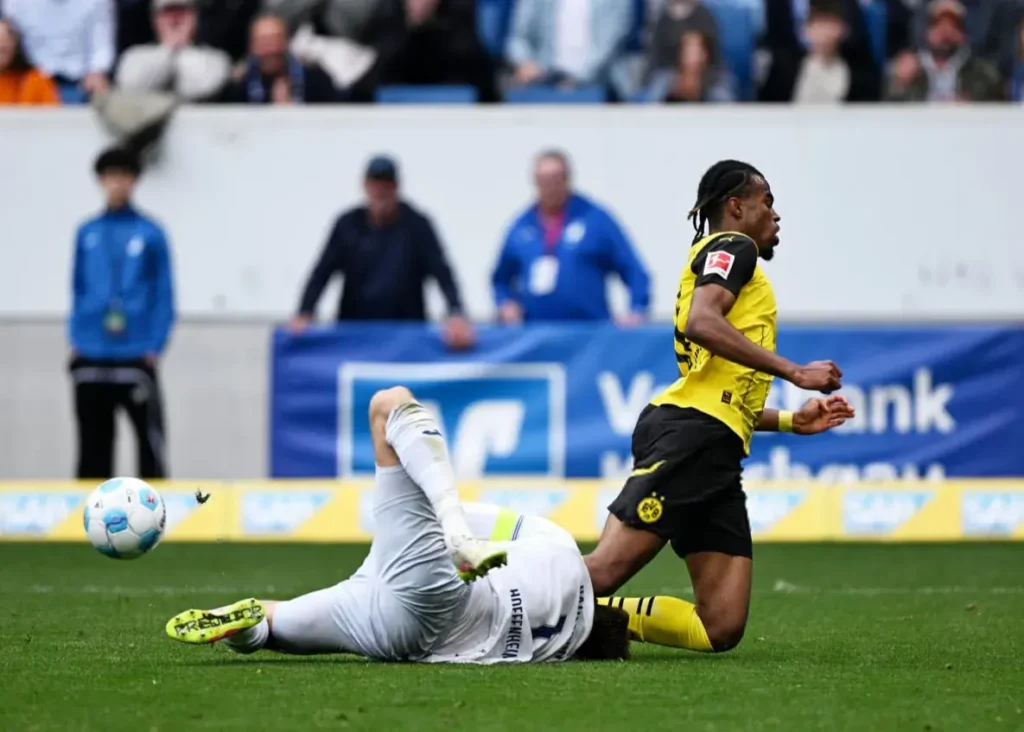 درگیری، VAR و هیاهو: برد جنجالی دورتموند (عکس)
