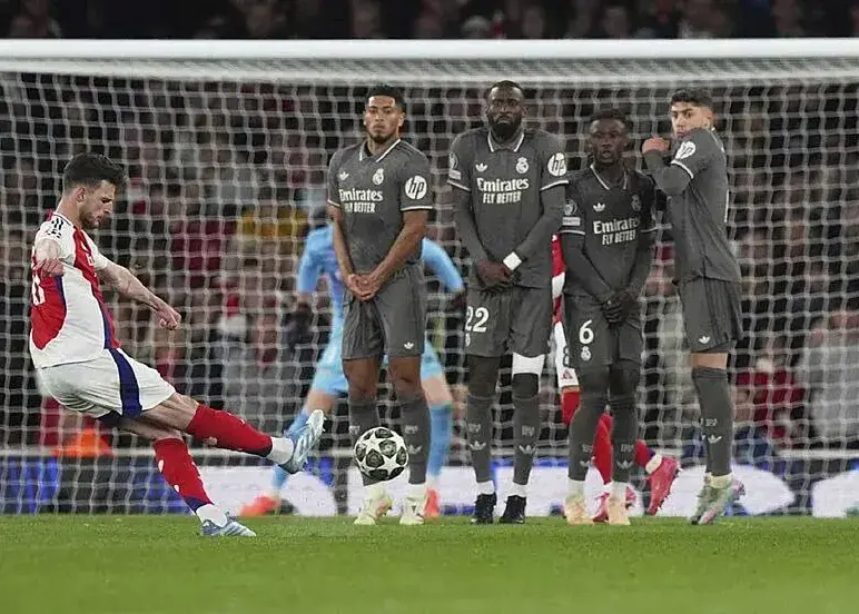 دلایل کامبک رئال: قهرمان هنوز زنده است