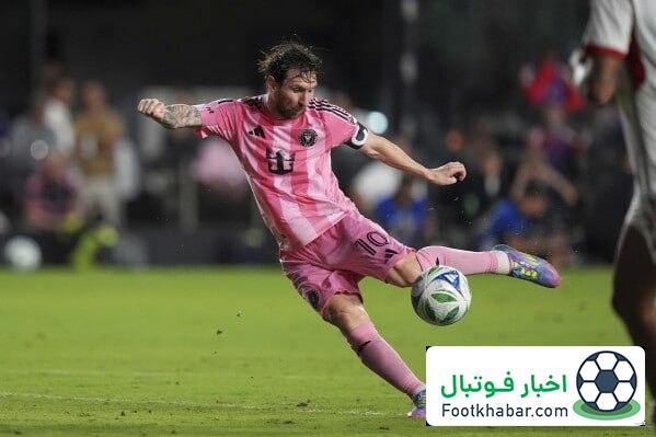 دلجویی مسی از دروازه‌بان حریف بابت شوت محکم!