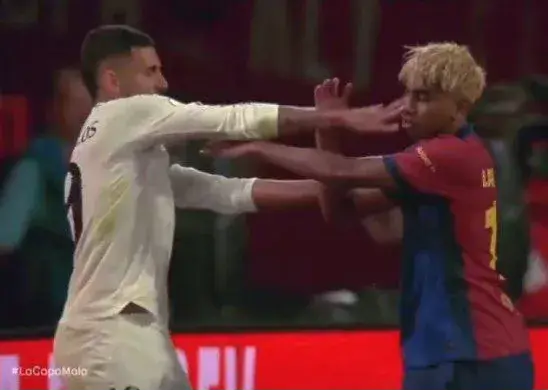 زد و خورد عجیب سبایوس و یامال برای گرفتن توپ! (عکس)