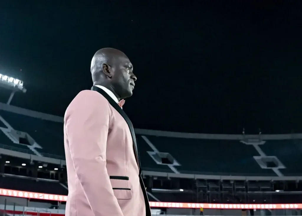 سرمربی صورتی‌پوش تکنیکش را به رخ کشید! (عکس)‏