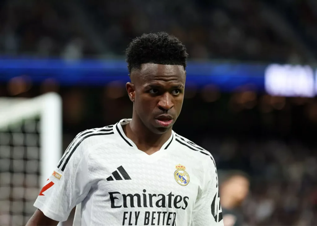 شعار بارسایی‌ها در سویا: وینیسیوس بمیر!