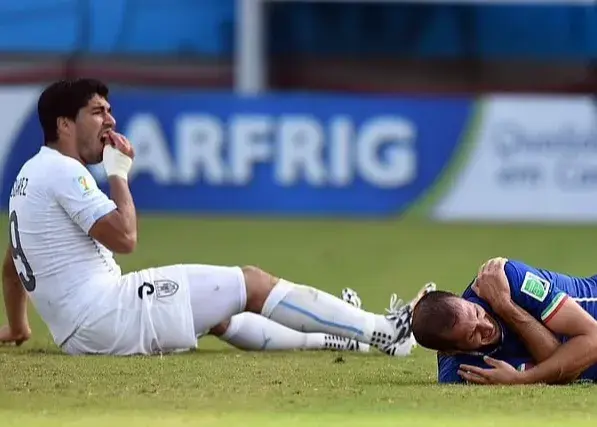 عادت بد ترک نشد: سوارز دوباره گاز گرفت!