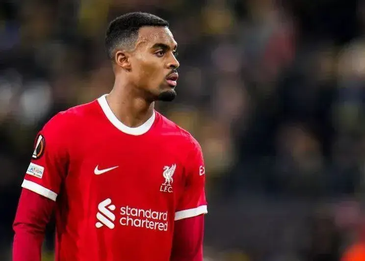 عصبانیت لیورپولی‌ها از گراونبرخ: تو هم مثل آرنولدی!