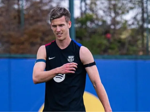 فلیک با اسلحه اضافه مقابل دیوار زرد