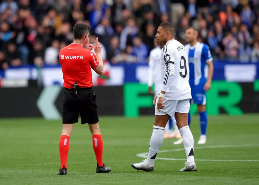 فن کنگ‌فویی امباپه: اخراج بی‌حرف و حدیث!