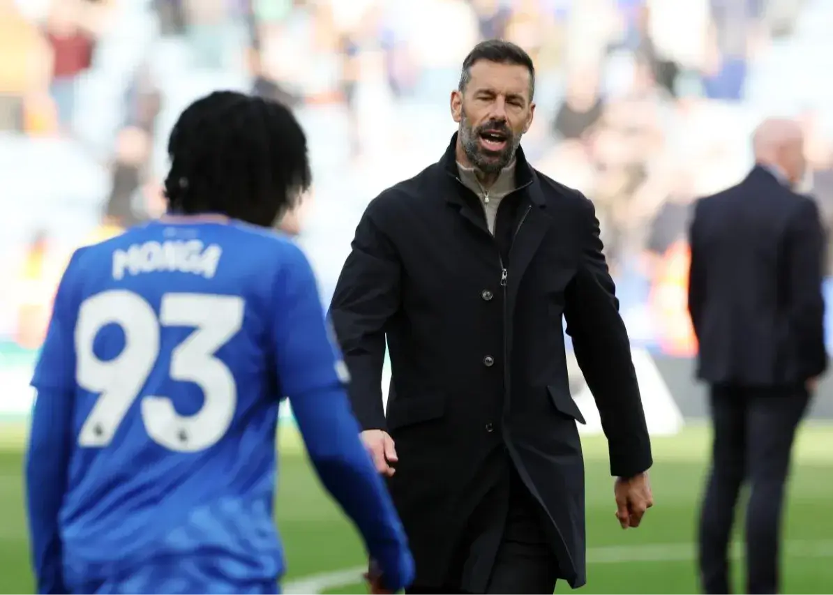 فن‌نیستلروی! تیمت سقوط کرده، چرا می‌خندی