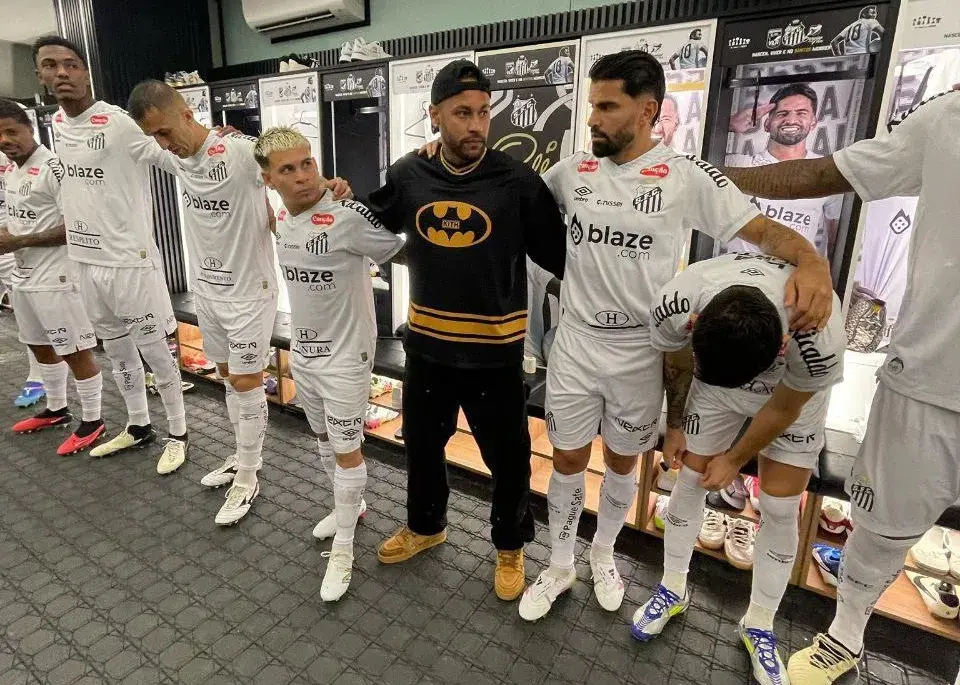 نیمار برای پیروزی سانتوس بتمن شد! (عکس)