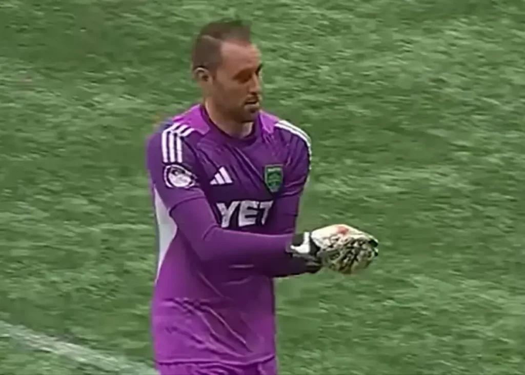 ورود غیرمنتظره یک موش به زمین فوتبال!