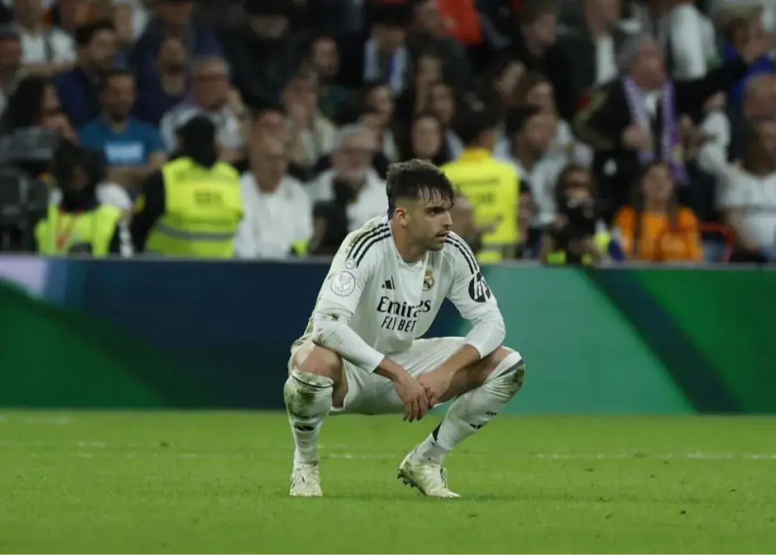 پخش پوسترهای اعتراضی علیه آسنسیو و رئال