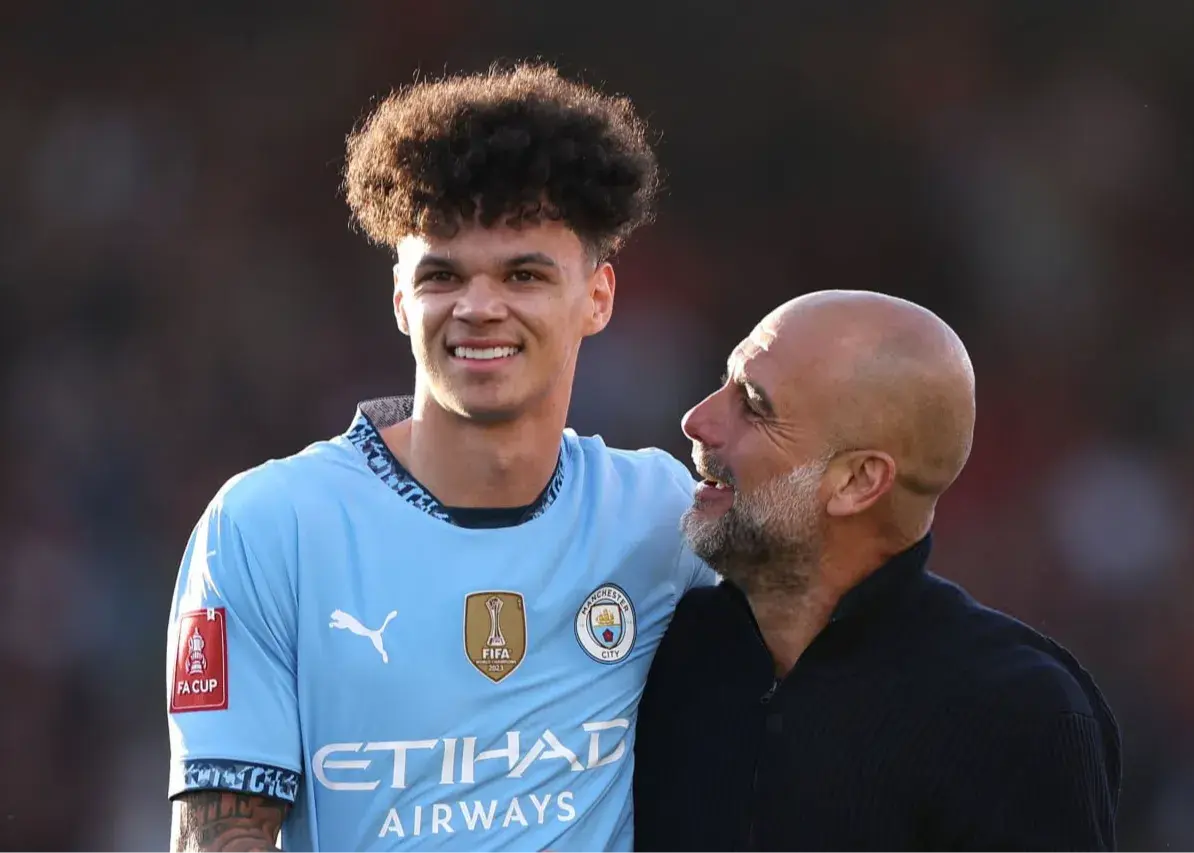 پسری که به گواردیولا یک جام می‌دهد