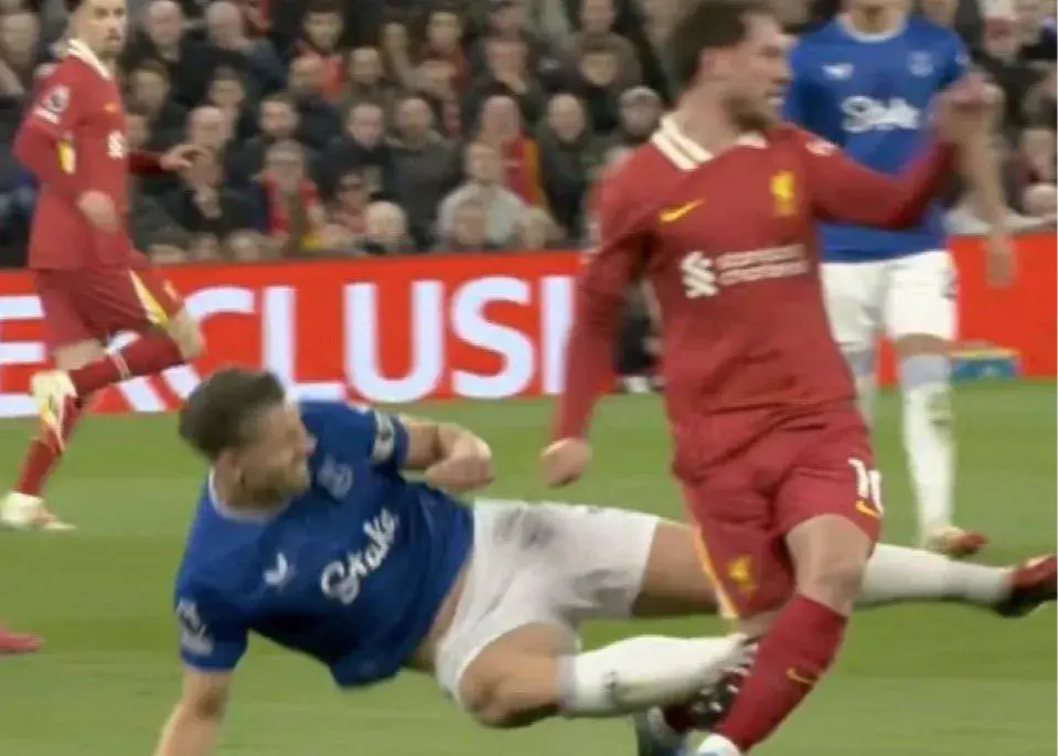 چطور ممکن است این کارت قرمز نباشد!