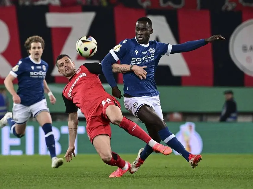 ژاکا با هواداران لورکوزن درگیر شد! (عکس)