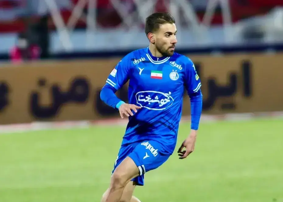 یک دست مقابل گل تماشایی احمدی و استقلال (عکس)