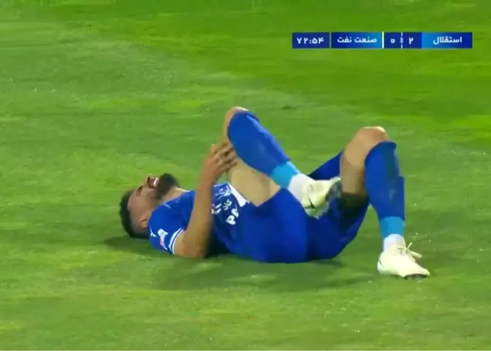 گلزن استقلال را با برانکارد بردند! (عکس)