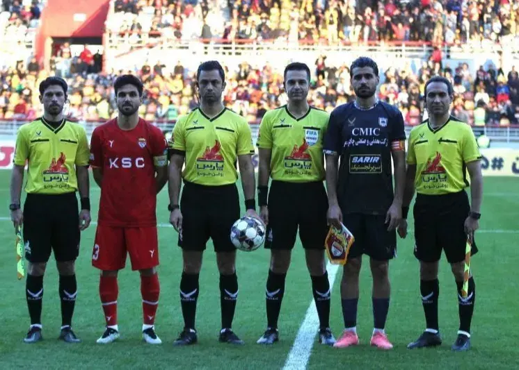 بارش باران در دل کویر بازی لیگ را متوقف کرد!