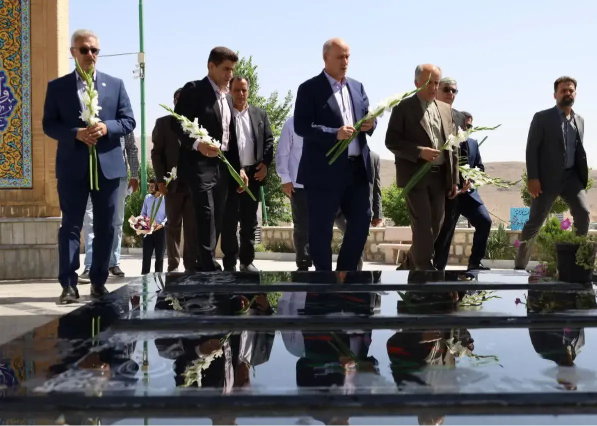 ادای احترام تاج به شهدا در سفر به شهرکرد