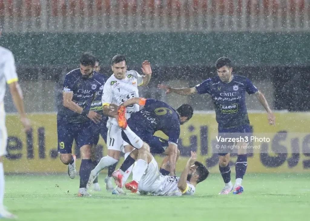 اتفاقات زیبا در کویر: باران شدید و هواداران وفادار!