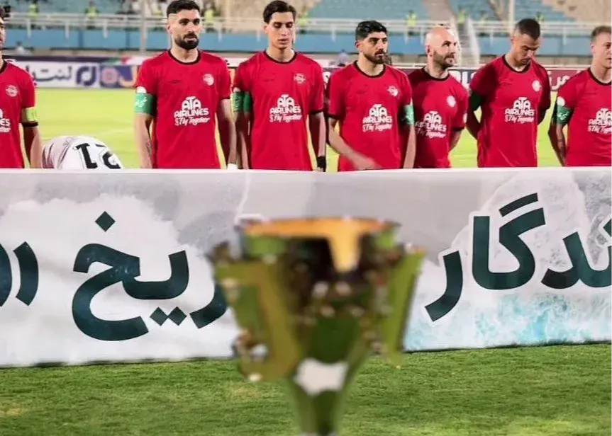 جامداران فوتبال ایران در سلفی با شیء فلزی محبوب!