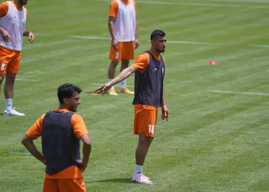 علیپور اقاسی را محاصره کرد! (عکس)