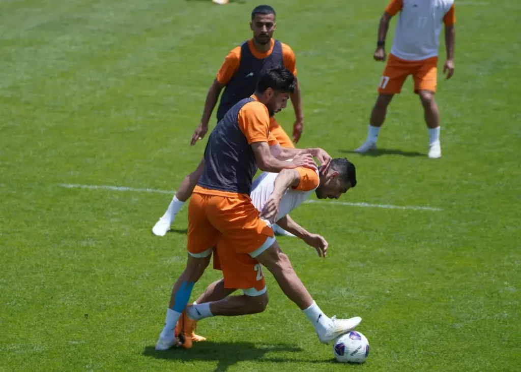 مشت‌ومال مدافع فولاد در اردوی تیم ملی (عکس)