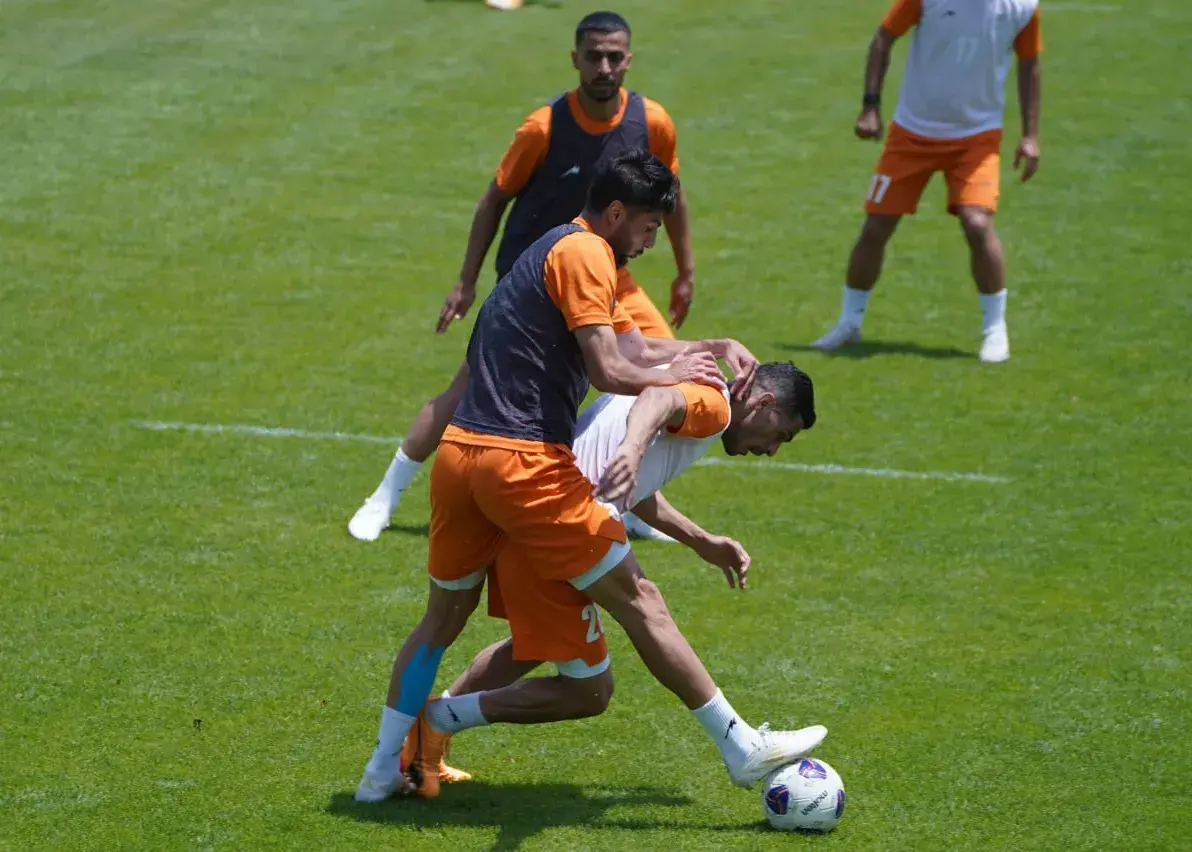 مشت‌ومال مدافع فولاد در اردوی تیم ملی (عکس)