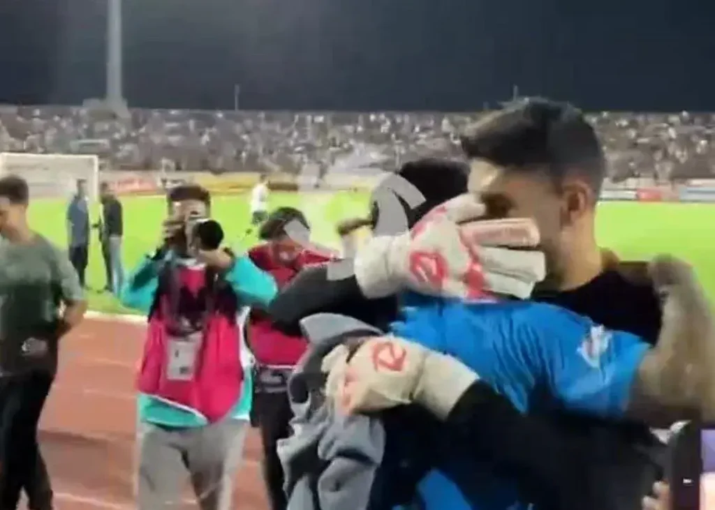 تبریک قهرمانی فروزان به بیرانوند از روی نیمکت!