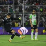 دروازه‌بان خیبر: دیدم که اورونوف توپ را با دست کنترل کرد