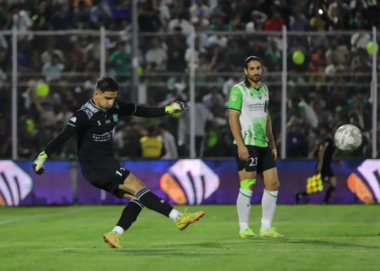 دروازه‌بان خیبر: دیدم که اورونوف توپ را با دست کنترل کرد