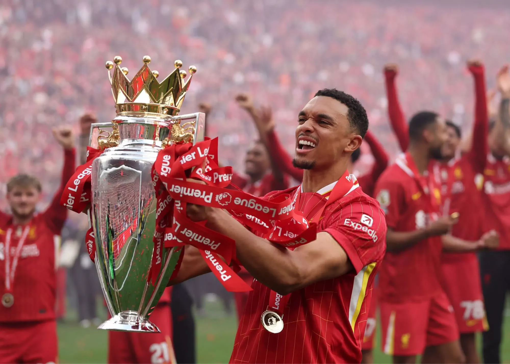 آخرین بوسه آرنولد بر لوگوی لیورپول! (عکس)