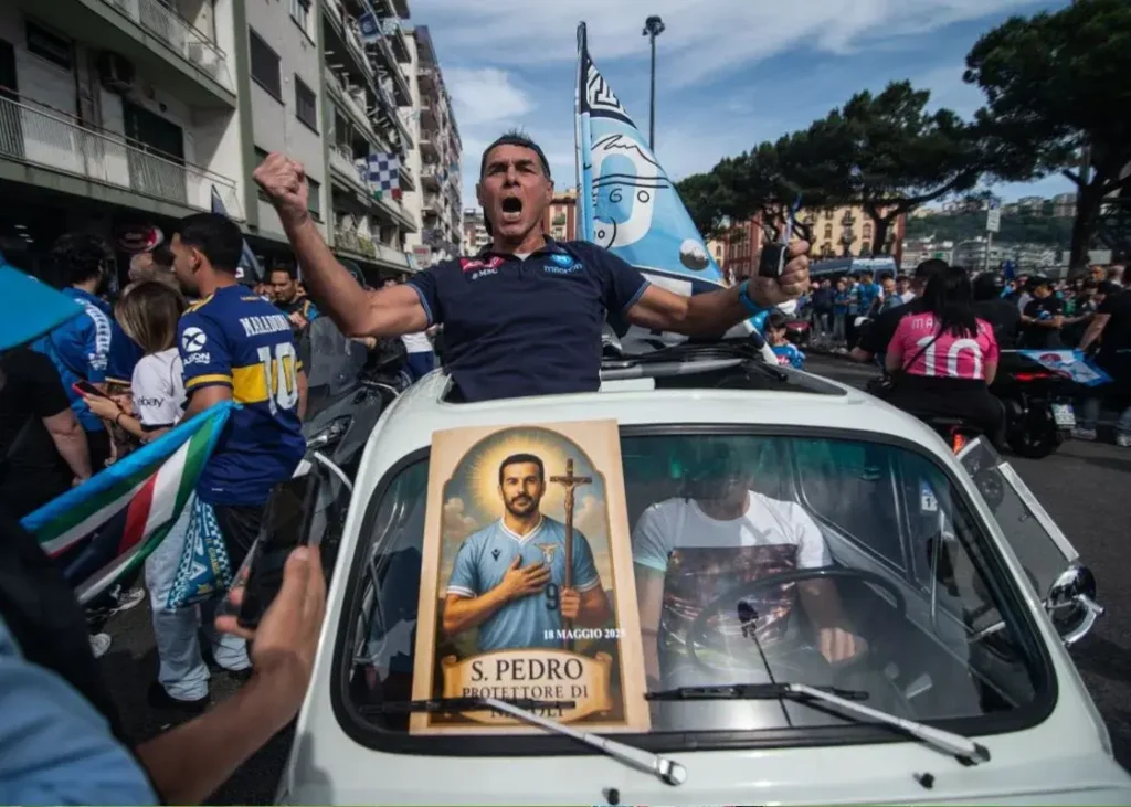 آوازخوانی ستاره‌های ناپولی به افتخار پدرو!