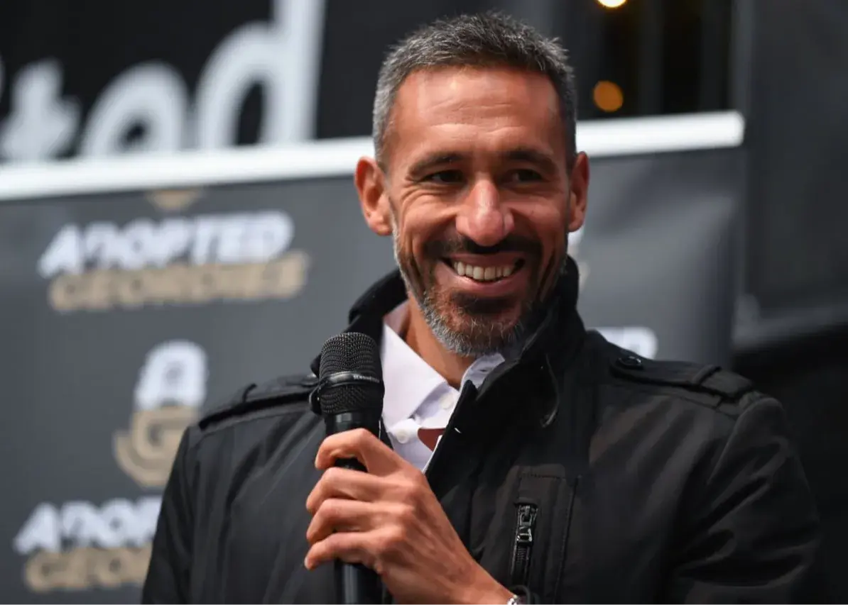 اسطوره نیوکسل در خیابان گیتار می‌‌زند!