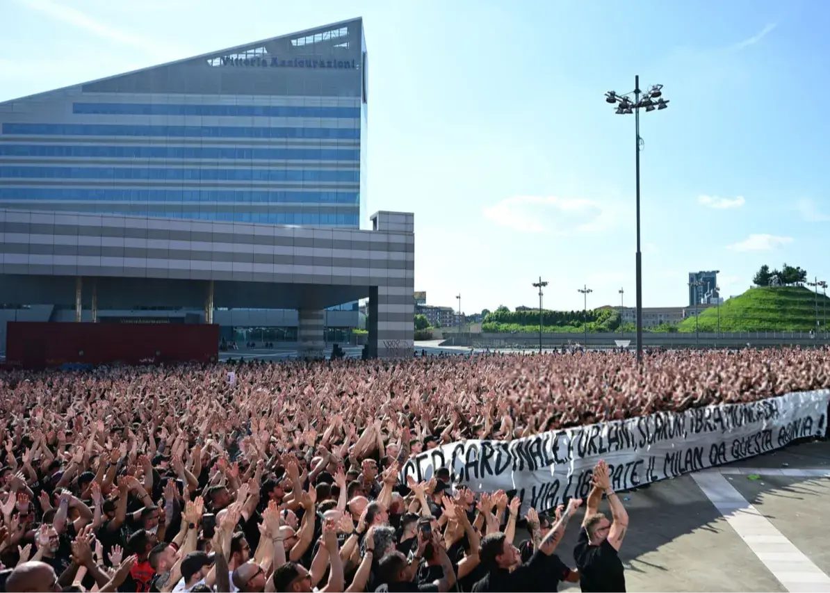 اعتراض خلاقانه میلانی‌ها به مدیران: بروید خانه! (عکس)