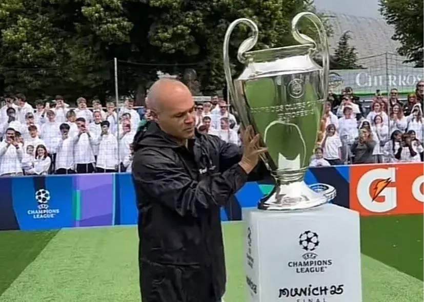 اینیستا جام چمپیونزلیگ را به مونیخ برد (عکس)