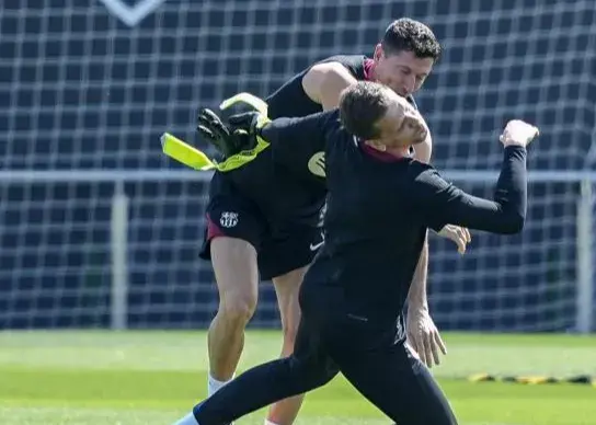 مشت سینمایی شزنی بر صورت لواندوفسکی!‏