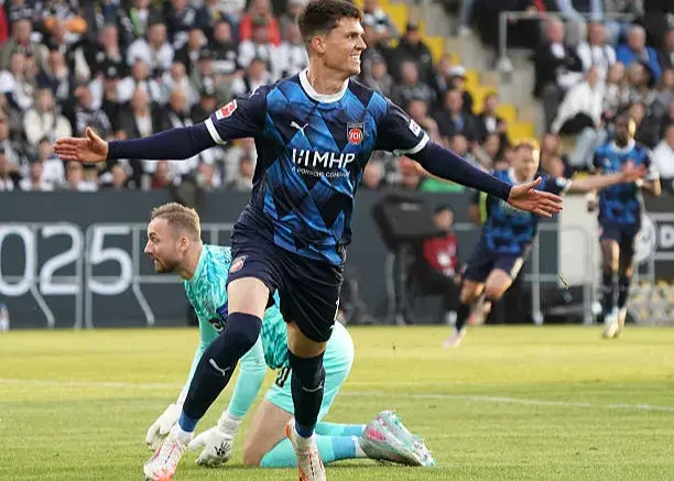 تکلیف آخرین تیم فصل بعد بوندسلیگا مشخص شد