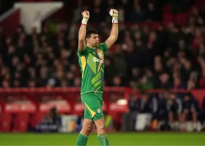 جایزه بهترین سیو فصل انگلیس برای دیبو مارتینز