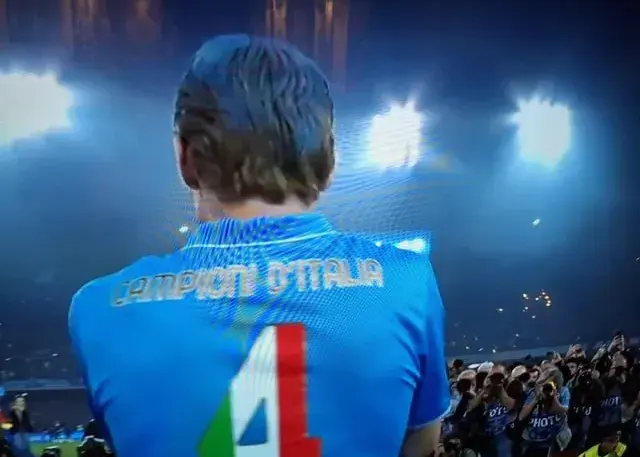 جشن قهرمانی ناپولی با رنگ موی آبی! (عکس)