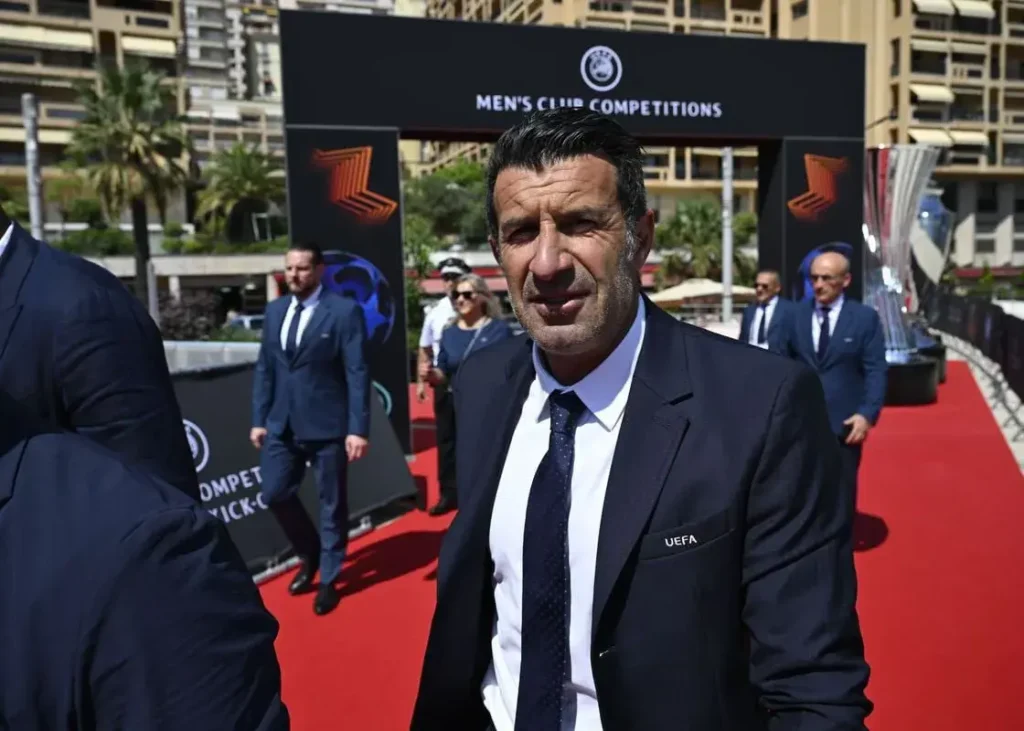 حرکت زشت فیگو در پاسخ به هواداران بارسا!