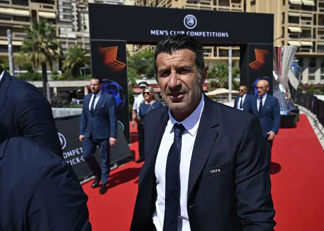 حرکت زشت فیگو در پاسخ به هواداران بارسا!