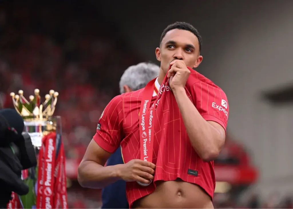 روز احساسی آرنولد: گریه در آغوش خانواده! (عکس)