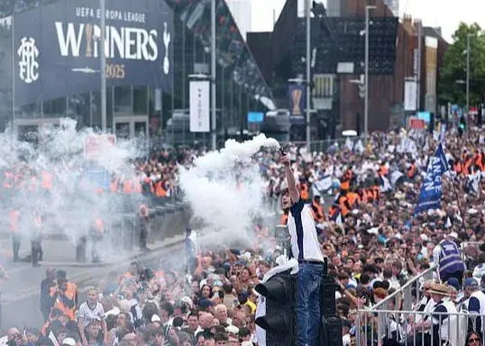 رژه قهرمانی تاتنهام: شمال لندن سفید است! (عکس)