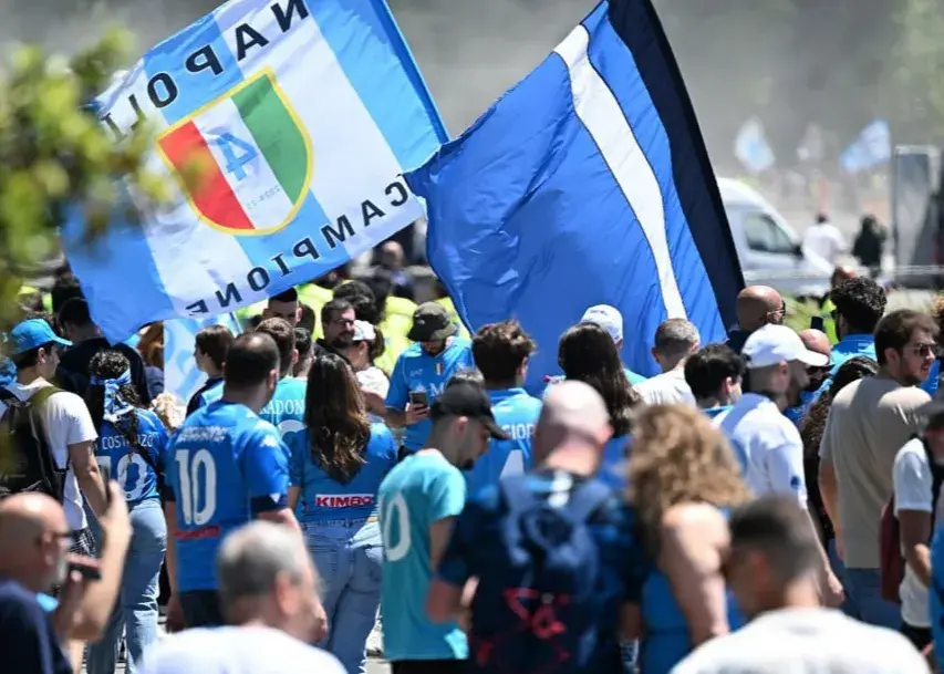 رژه قهرمان‌های ناپل: شهر آبی آسمانی شد (عکس)‏