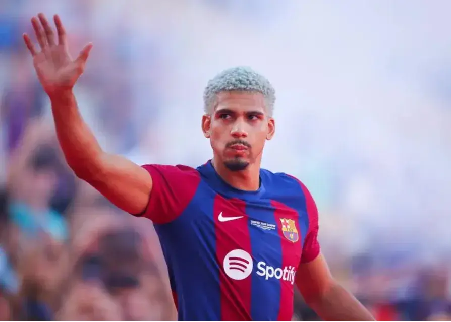 سریع‌ترین مدافع دنیا در بارسا ماندنی شد