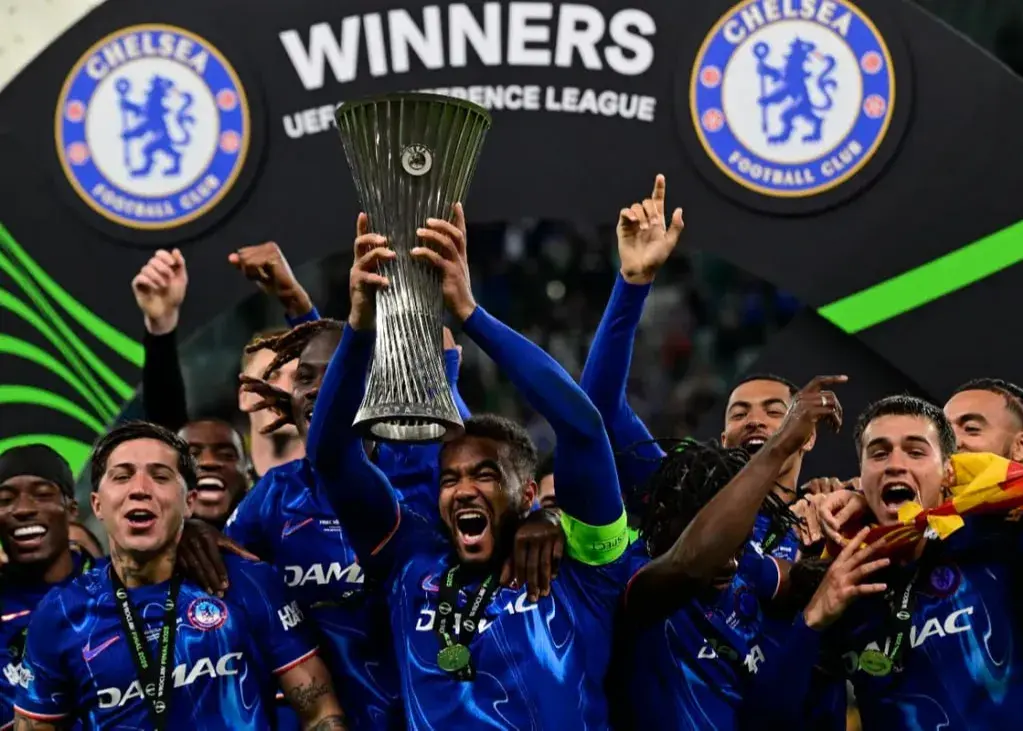 شیر جام را از چنگ پرنده درآورد (عکس)