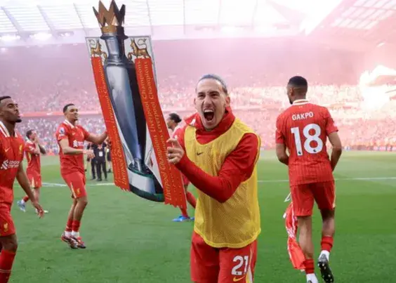 مدافع لیورپول، قهرمانی را روی دستش ابدی کرد!‏