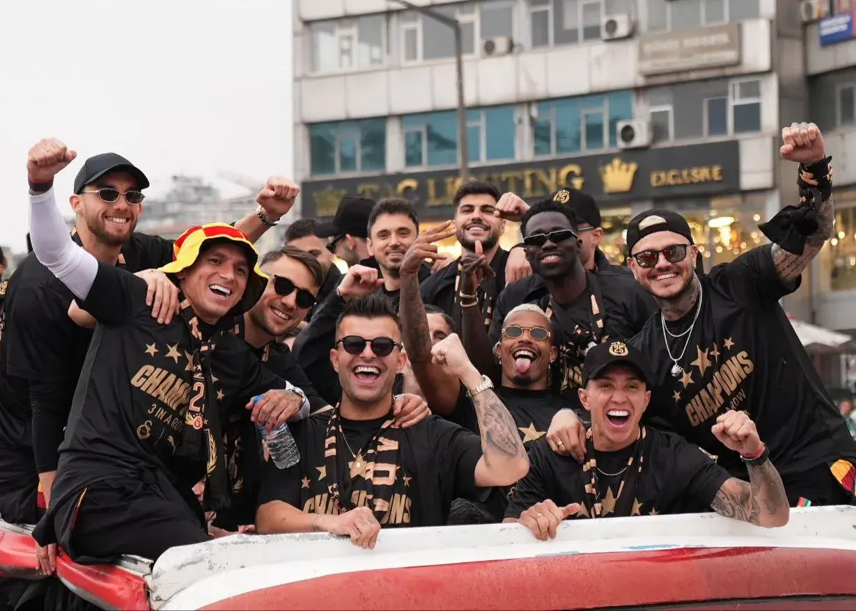 مراسم خاص گالاتاسرای: جشن قهرمانی روی آب! (عکس)