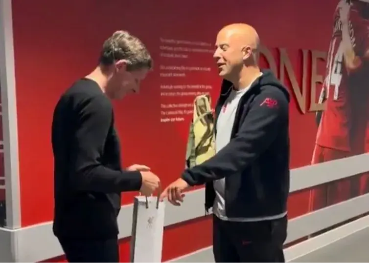 مربی‌های قهرمان در آنفیلد به هم کادو دادند!‏